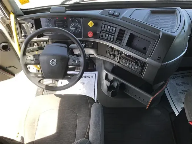 2021 VOLVO VNL740