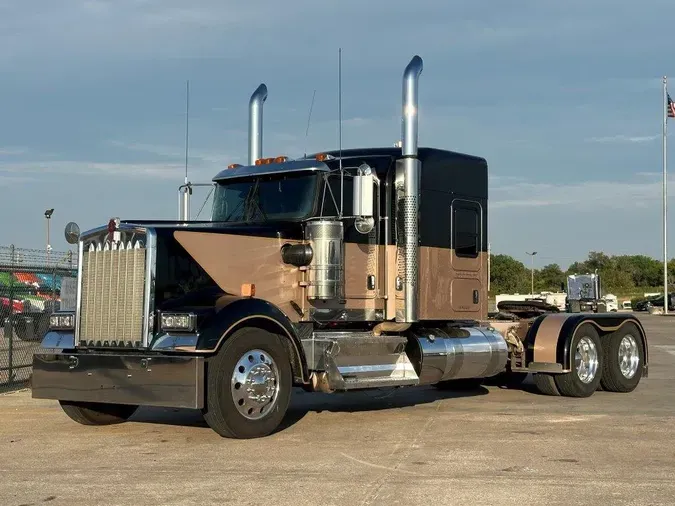 2022 Kenworth W900