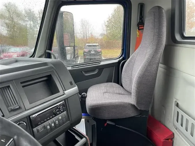 2019 VOLVO VNR64T300