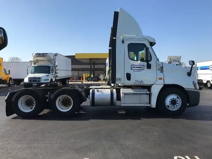 2015 Freightliner X12564ST