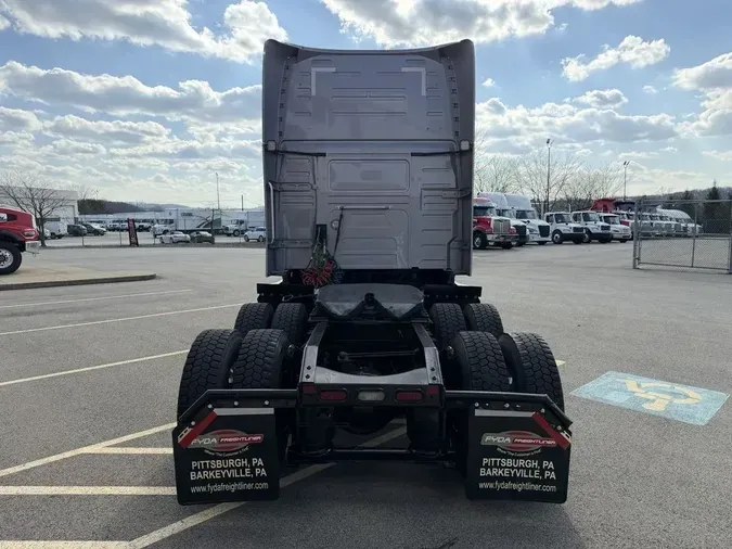 2022 Volvo VNL64T760