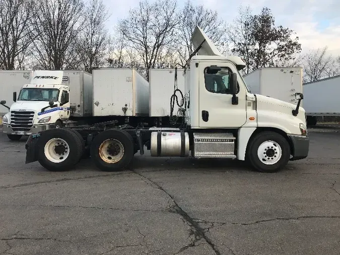 2017 Freightliner X12564ST