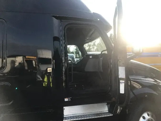 2019 Freightliner T12664ST