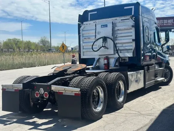 2021 FREIGHTLINER Cascadia 126