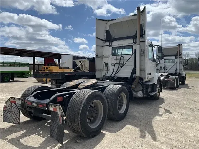 2020 VOLVO VNR64T300