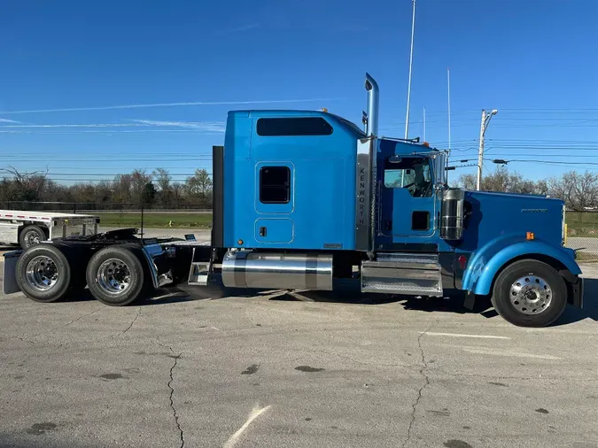 2025 Kenworth W900