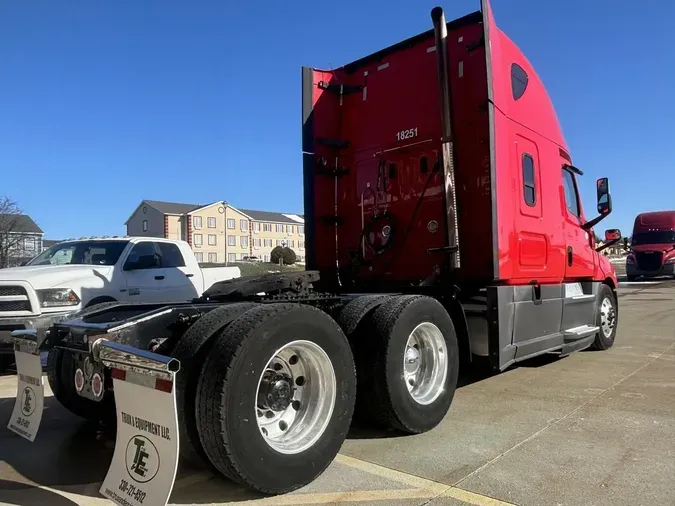 2020 Freightliner Cascadia 126