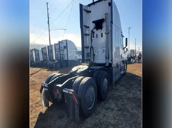 2020 FREIGHTLINER Cascadia 126