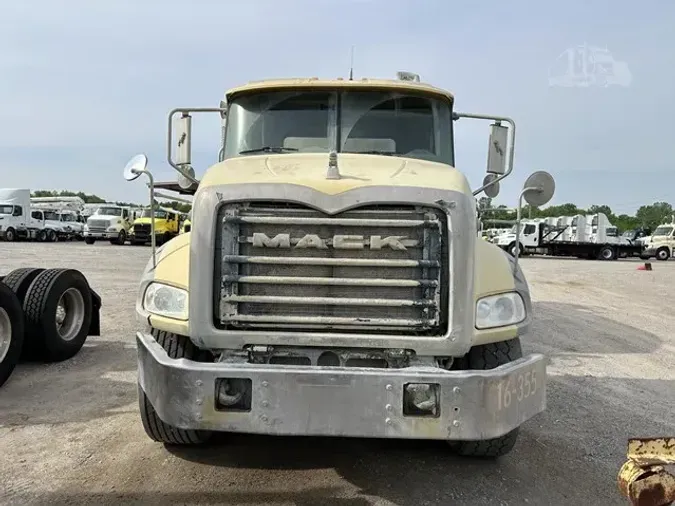 2017 MACK GRANITE GU533