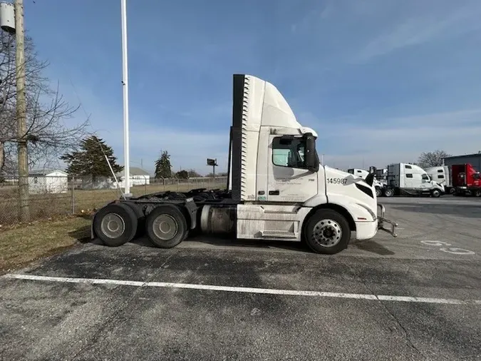 2018 VOLVO VNR64T300