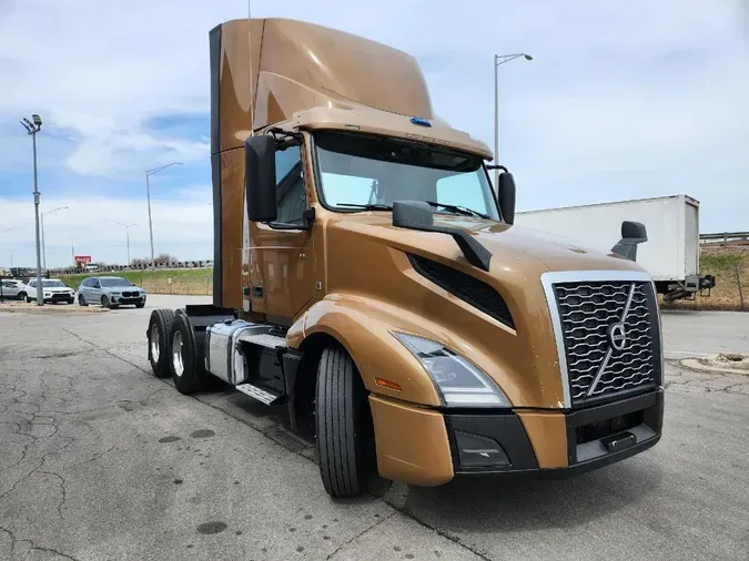 2022 VOLVO VNL64T300