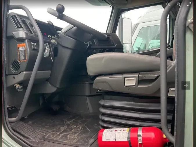 2025 VOLVO VNL64T760