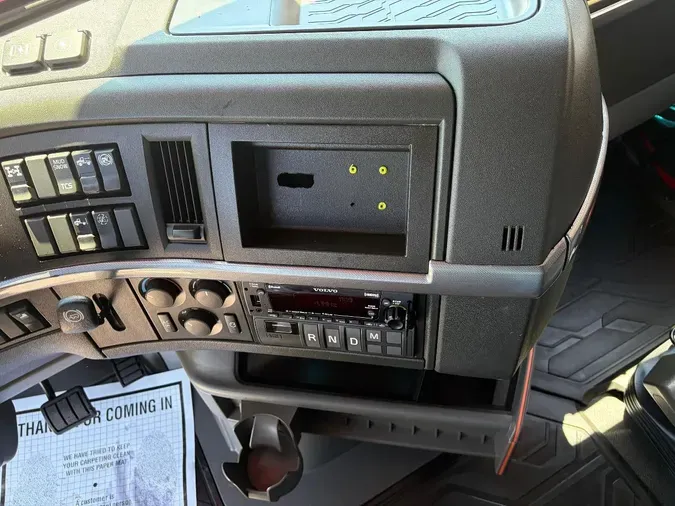 2022 VOLVO VNL64T760