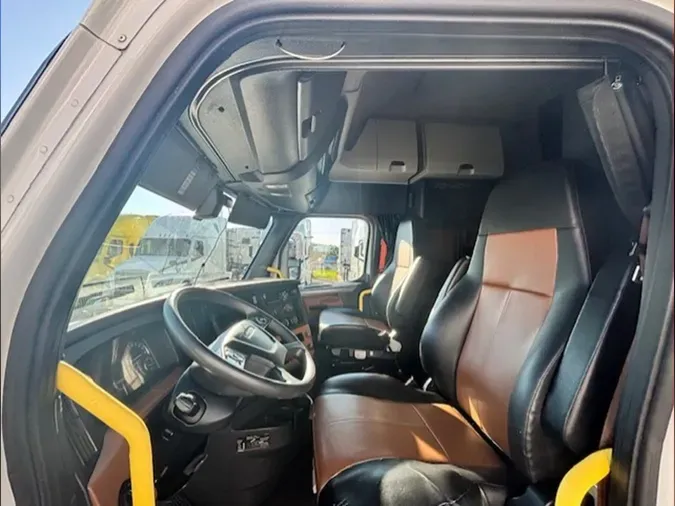 2020 Freightliner Cascadia 126