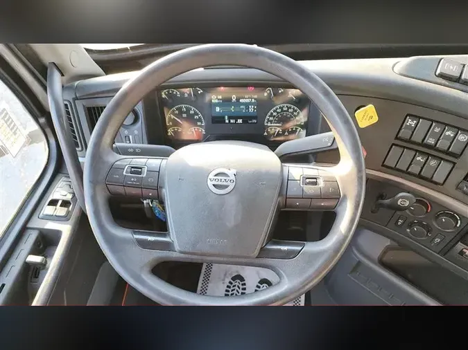 2022 VOLVO VNL740