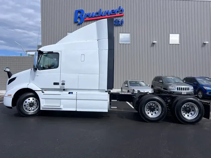 2025 VOLVO VNR64T640