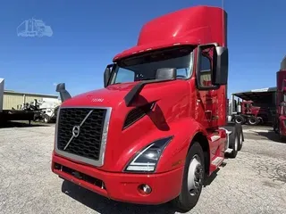 2020 VOLVO VNR64T300