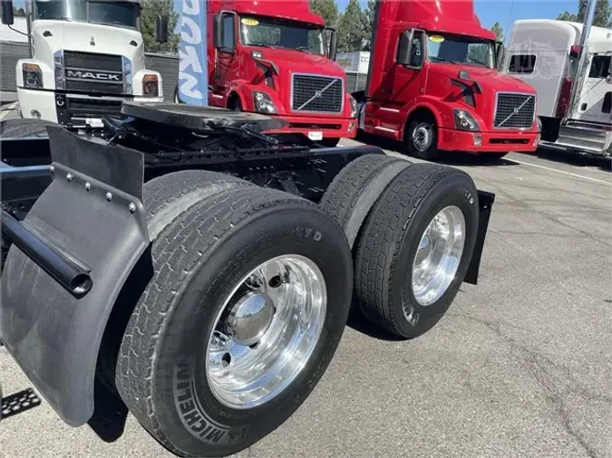 2016 VOLVO VNL64T670