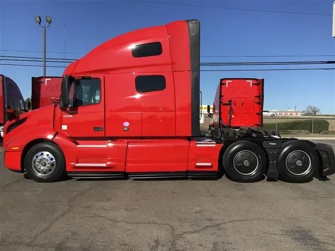 2021 VOLVO VNL760