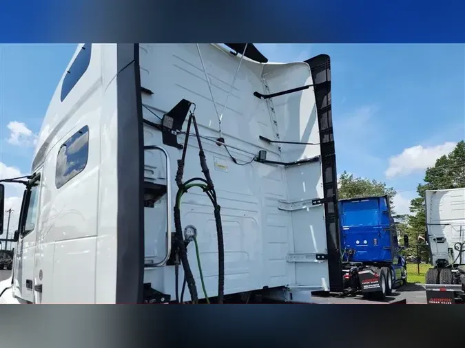 2022 VOLVO VNL760