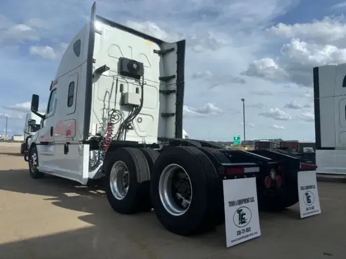 2020 Freightliner Cascadia 126