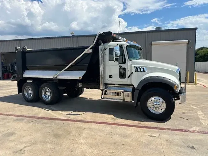 2022 MACK GR64F