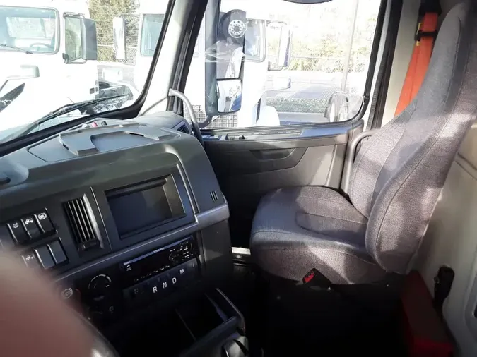 2019 VOLVO VNR42T 300