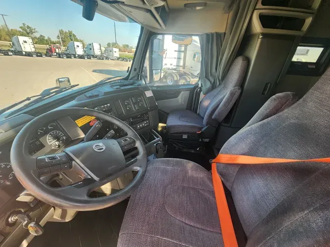 2020 VOLVO VNL64T740
