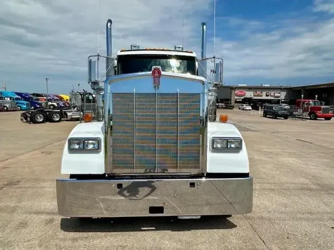 2023 Kenworth W900