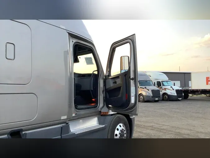 2021 Freightliner Cascadia 126