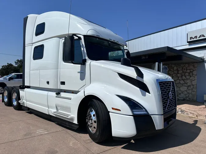 2025 VOLVO VNL64T860