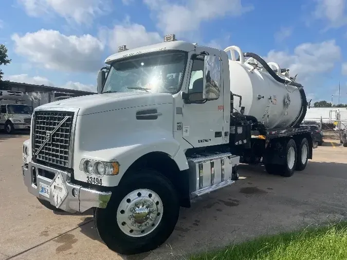 2013 VOLVO VHD64B