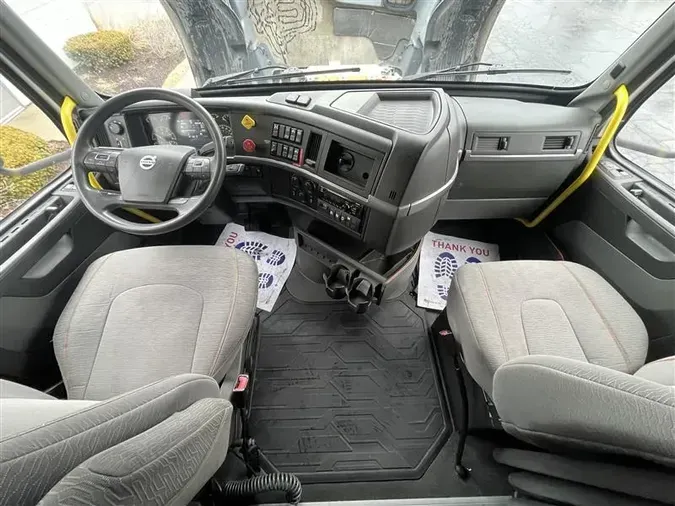 2021 VOLVO VNL740