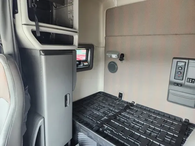 2023 VOLVO VNL64T740