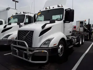 2020 VOLVO VNL64T-300