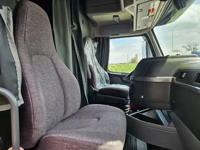 2023 VOLVO VNL64T760