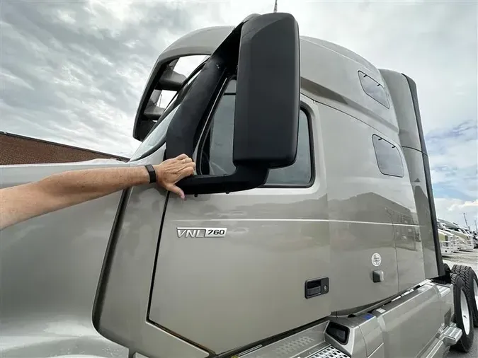 2021 VOLVO VNL760