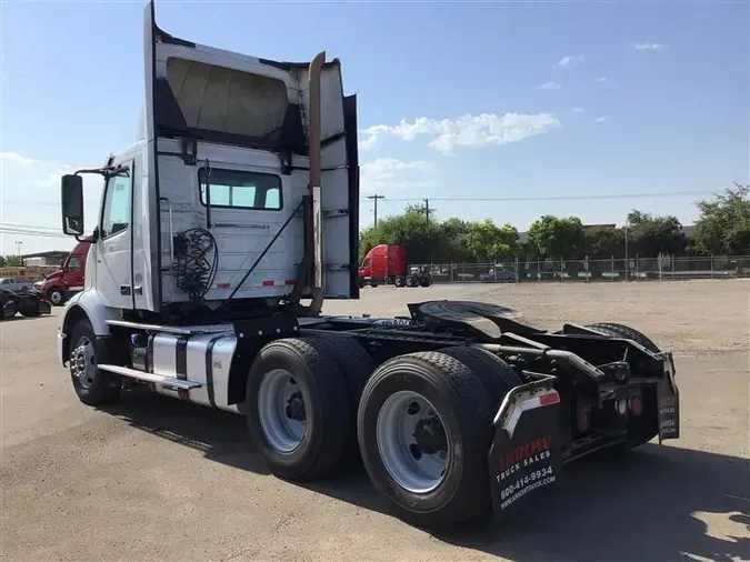 2020 VOLVO VNR300