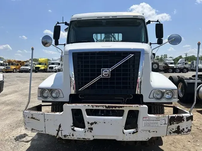 2012 VOLVO VHD64B200
