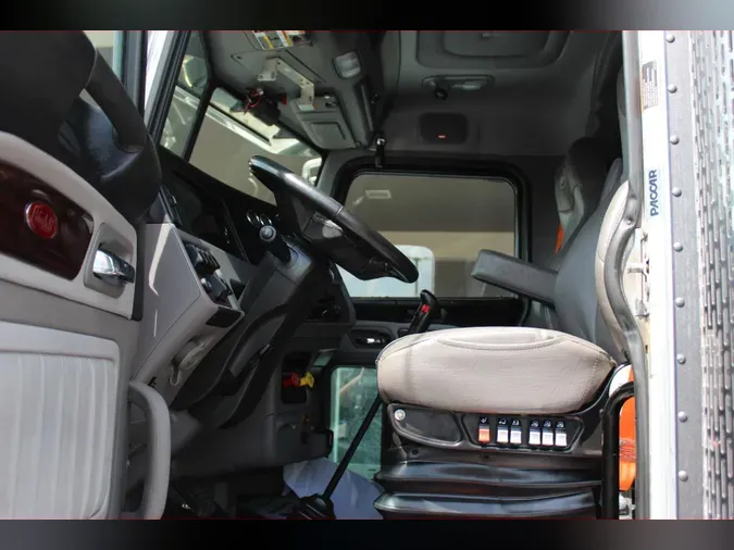 2023 Peterbilt 389