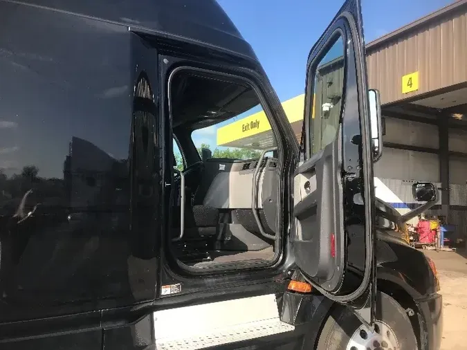 2019 Freightliner T12664ST