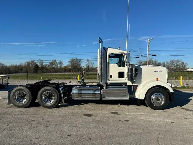 2025 Kenworth W900