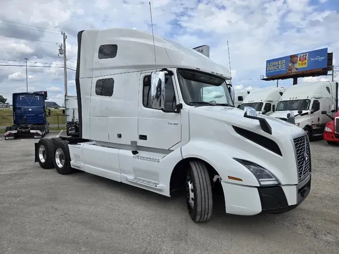 2021 VOLVO VNL64T760