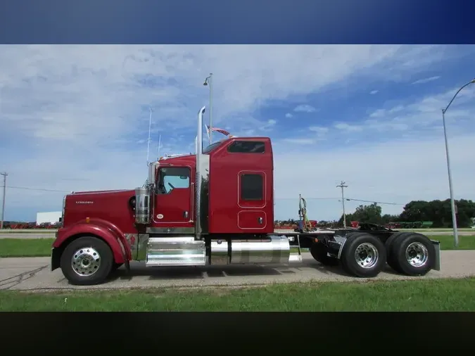 2025 Kenworth W900L