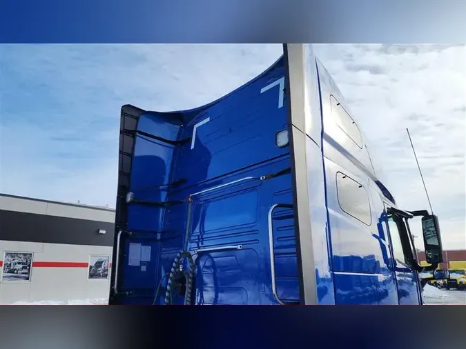 2021 VOLVO VNL760