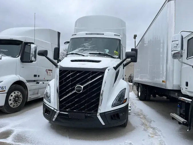 2025 VOLVO VNL64T300