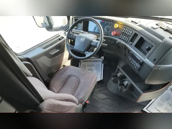 2022 VOLVO VNL740