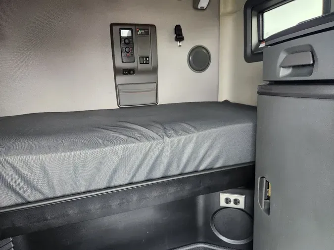 2023 VOLVO VNL64T760
