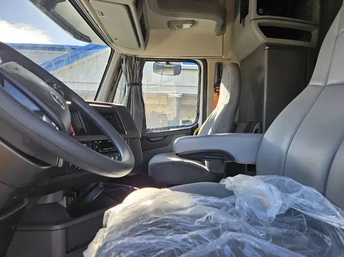 2022 VOLVO VNL64T740