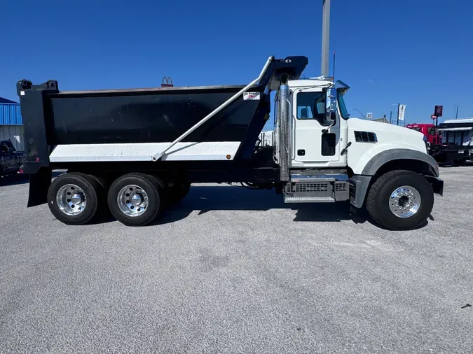 2022 MACK GR64F